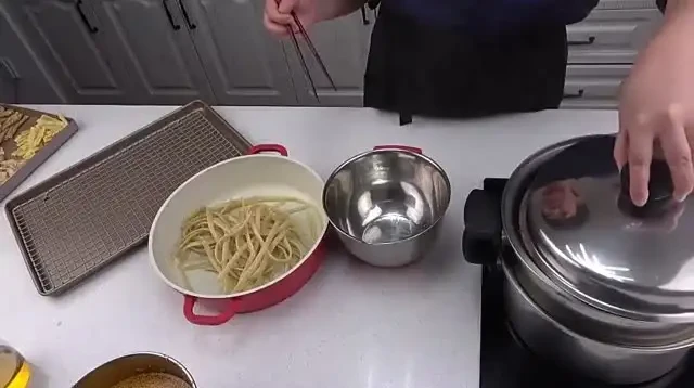 辣条制作配方与视频教程，在家轻松做美味辣条