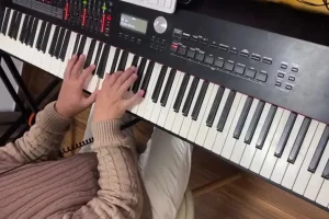《流行钢琴速成100首：经典曲目实战教程》（附讲解）